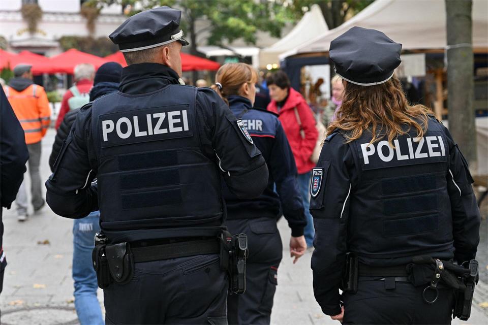Die Polizei spricht von einer gelassenen und friedlichen Stimmung.Martin Schutt/dpa
