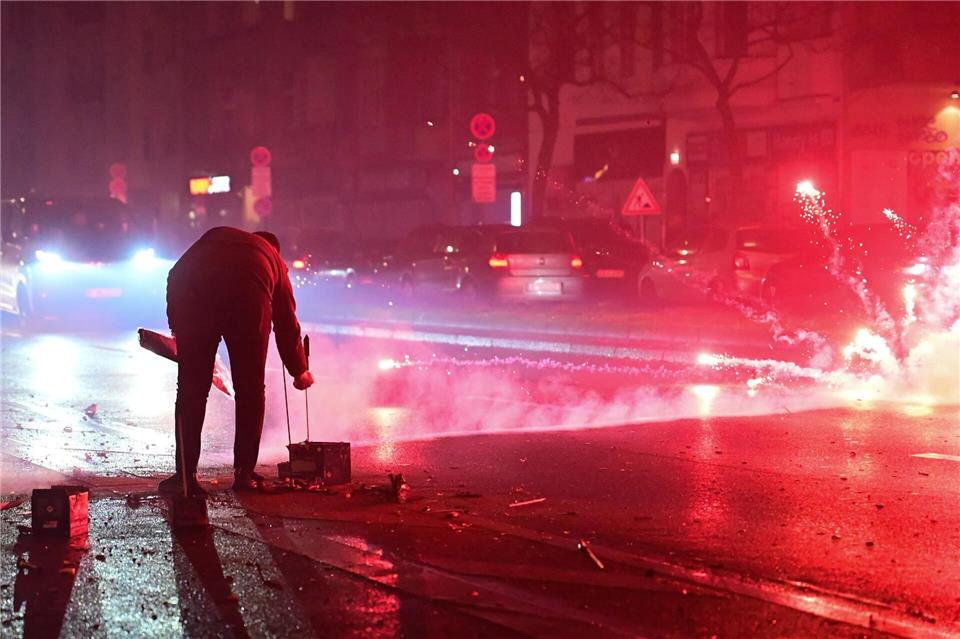 Die Polizei steht in der Silvesternacht in Berlin unter Dauerstress. (Archivbild)Sebastian Christoph Gollnow/dpa