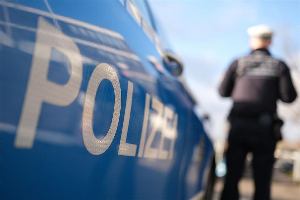 Die Polizei stellt den Unfallverursacher. (Symbolbild)Bernd Weißbrod/dpa
