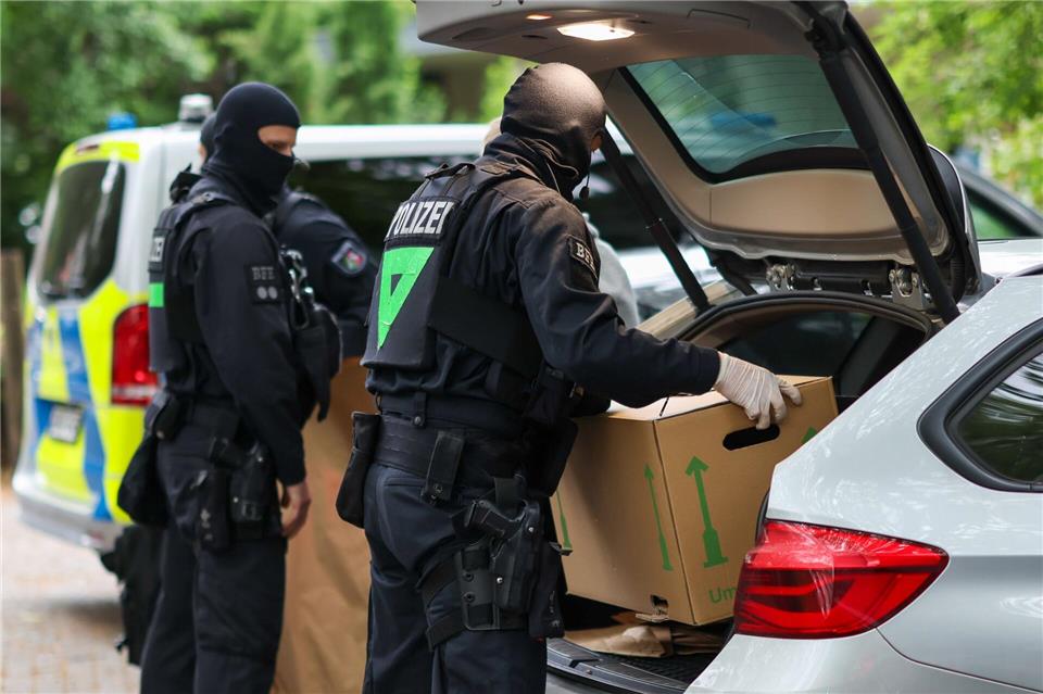 Die Polizei stellte Gegenstände sicher.Christoph Reichwein/dpa