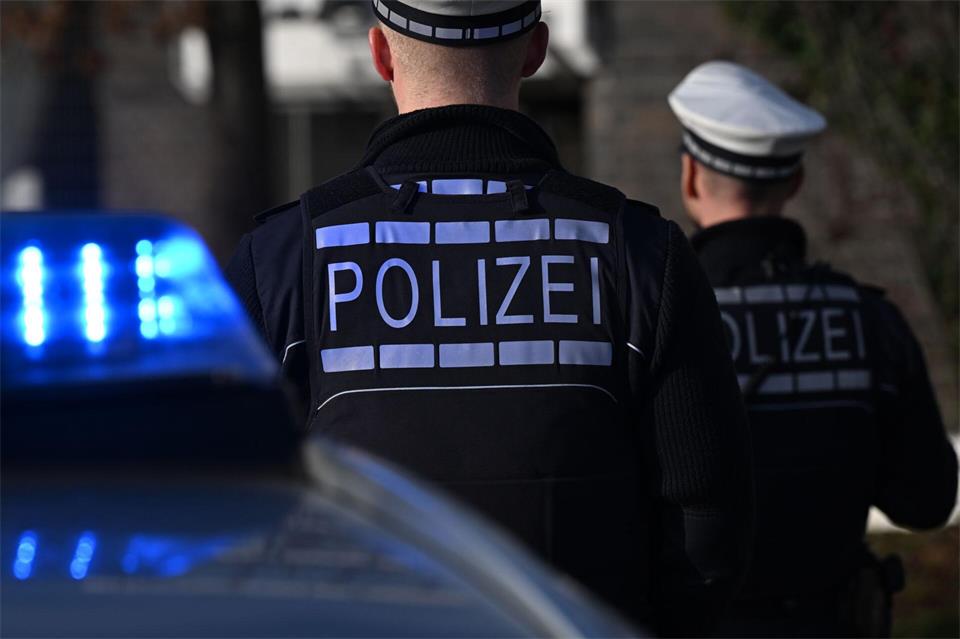 Die Polizei stellte Waffen und Führerschein sicher. (Symbolbild)Bernd Weißbrod/dpa