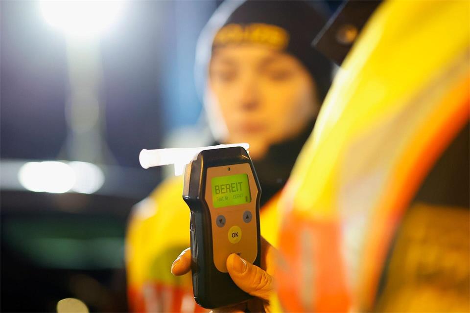 Die Polizei stellte bei dem Autofahrer rund 2,2 Promille fest. (Symbolbild)Heiko Becker/dpa