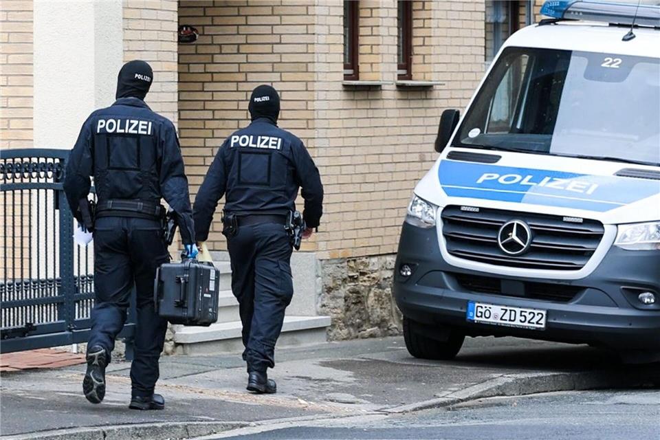 Die Polizei stellte bei den Durchsuchungen scharfe Waffen sicher.--/dpa