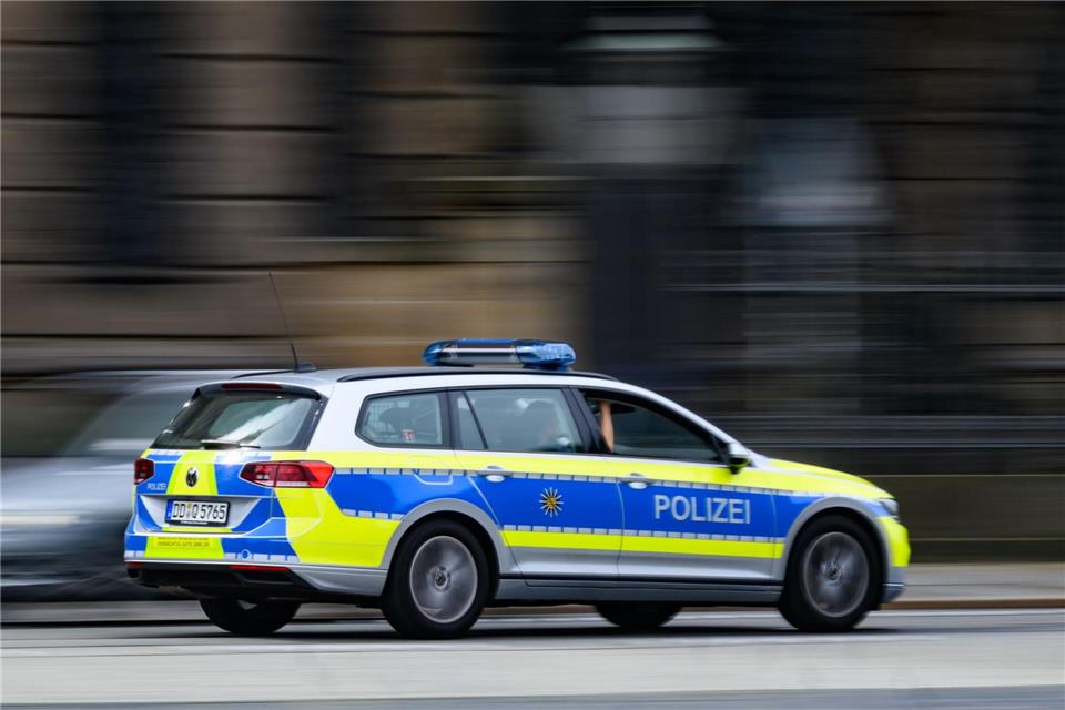 Die Polizei stellte bei einem der Verdächtigen einen offenen Haftbefehl fest. (Symbolbild)Robert Michael/dpa