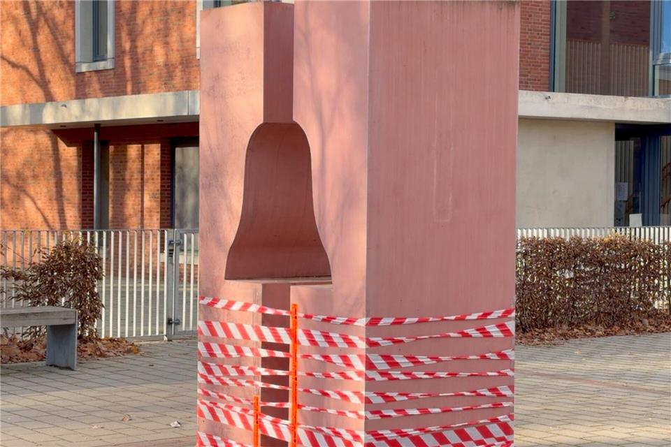 Die Polizei stellte die gestohlene Glocke sicher.Jörn Hüneke/dpa