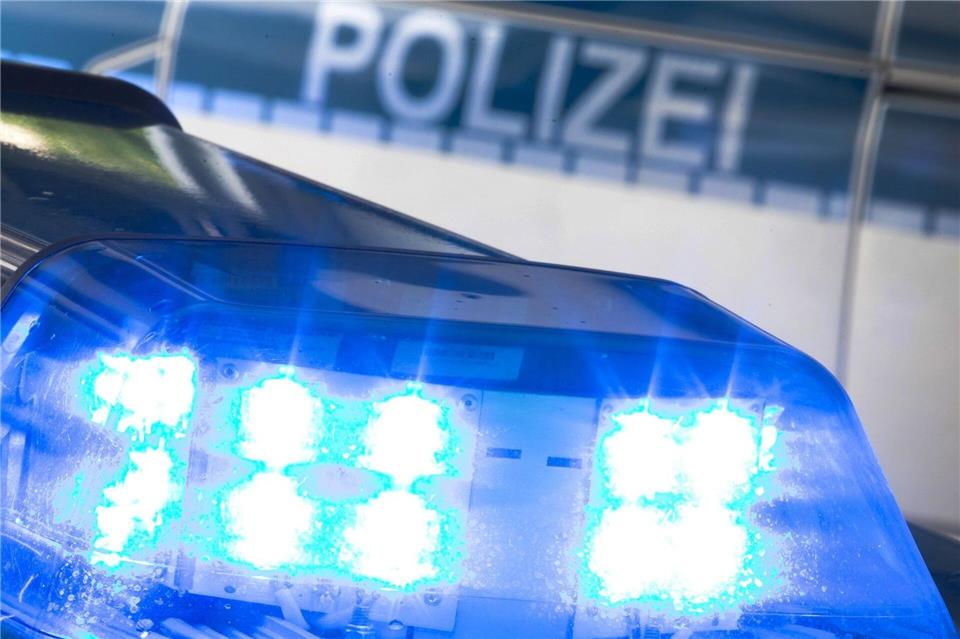 Die Polizei stellte knapp 400 Marihuana-Pflanzen, rund 17 Kilogramm bereits geerntete Marihuana-Dolden, ca. 24.000 Euro Bargeld sowie professionelles Equipment zum Betrieb von Indoor-Plantagen sicher. (Symbolbild)Friso Gentsch/dpa