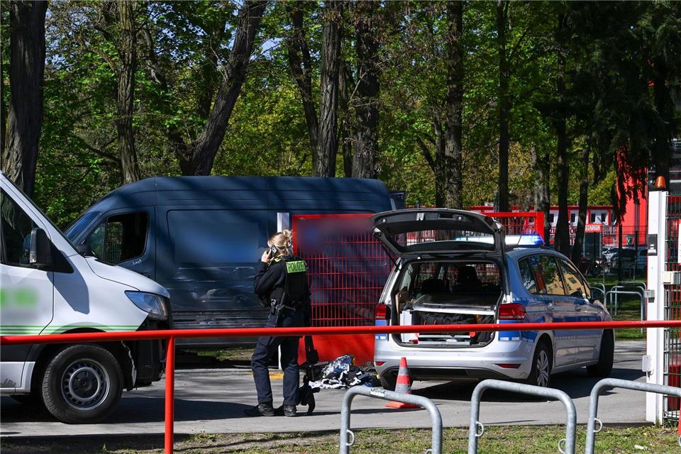Die Polizei stoppt einen flüchtenden Autofahrer in Berlin unter anderem mit Schüssen. Jens Kalaene/dpa