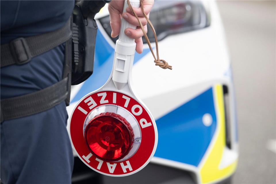 Die Polizei stoppte den Kleintransporter auf der A3. (Symbolbild)Marijan Murat/dpa