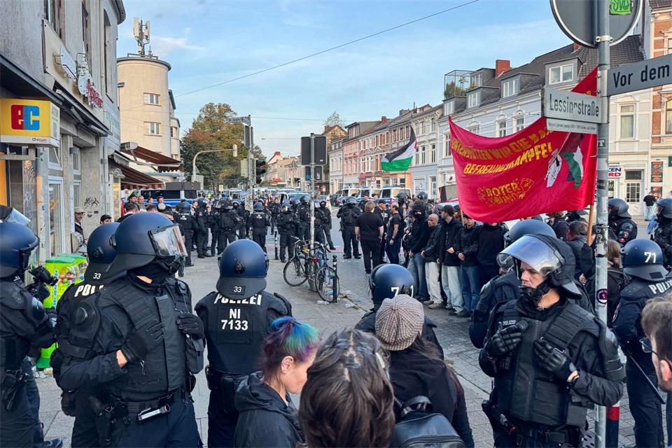 Die Polizei stoppte die Kundgebung, als eine Deutschlandflagge verbrannt wurde. Lennart Stock/dpa