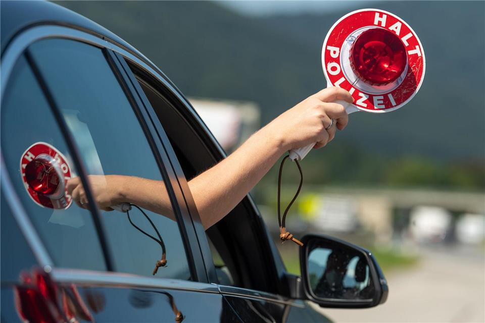 Die Polizei stoppte die Spritztour. (Symbolbild)Peter Kneffel/dpa