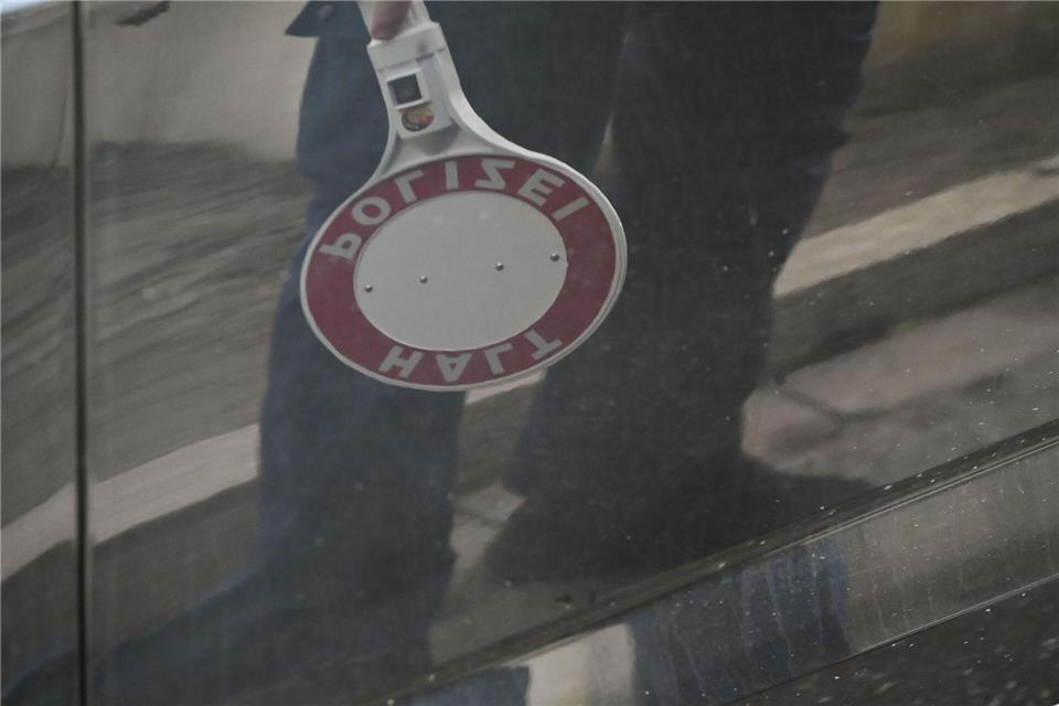 Die Polizei stoppte vier bewaffnete Männer bei der Einreise über die Rheinbrücke. (Archivbild)Katharina Kausche/dpa