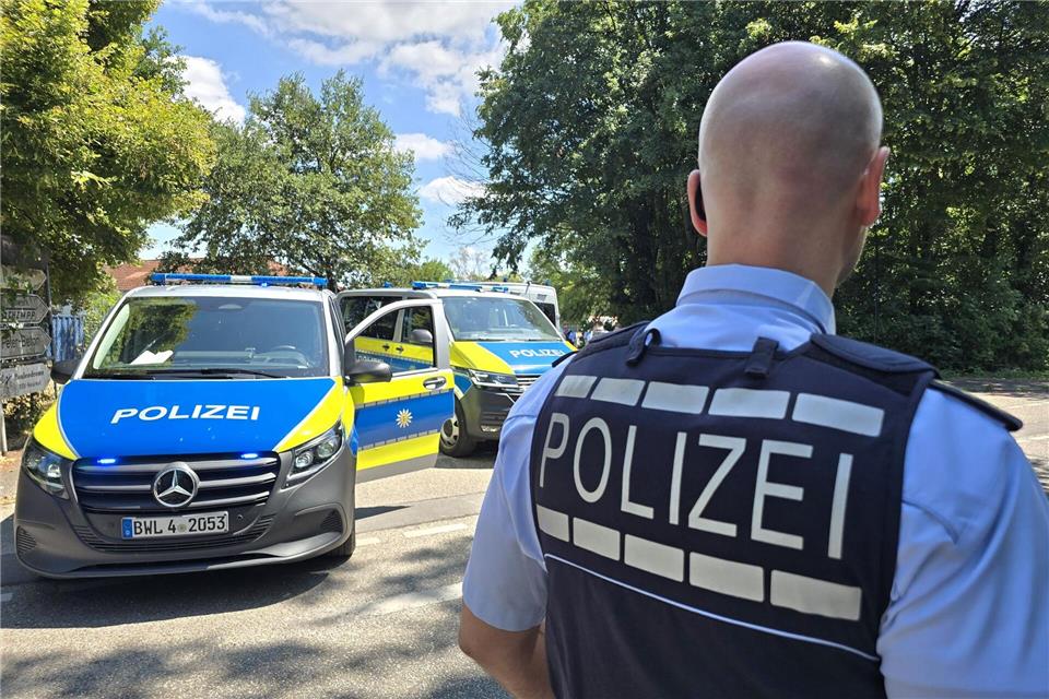 Die Polizei stürmt eine leere Wohnung.  Thomas Riede/dpa