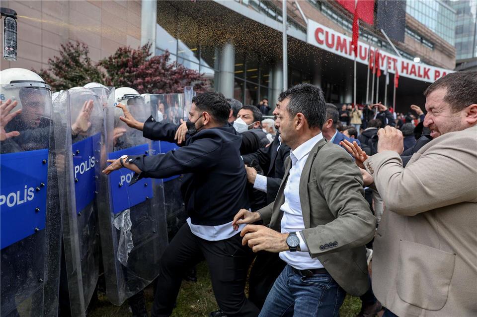 Die Polizei stürmte die Zentrale der Opposition in AnkaraUgur Yildirim/Dia Photo/AP/dpa