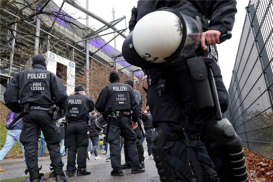 Die Polizei stuft die Partie als Risikospiel ein. (Archivbild)Christian Charisius/dpa