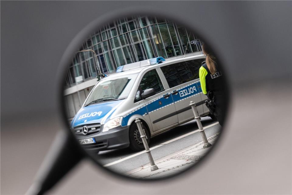 Die Polizei sucht Zeugen. (Symbolbild).Boris Roessler/dpa