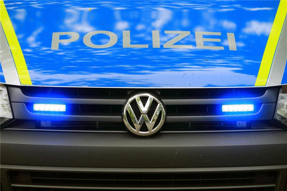 Fußgänger bei Überqueren von Straße tödlich verletzt Die Polizei sucht Zeugen, die den Unfall beobachtet haben.Jens Wolf/ZB/dpa
