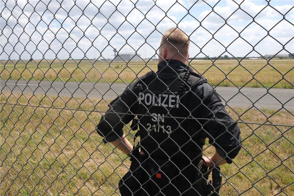 Die Polizei sucht am Leipziger Flughafen nach einer zweiten Drohne.Sebastian Willnow/dpa