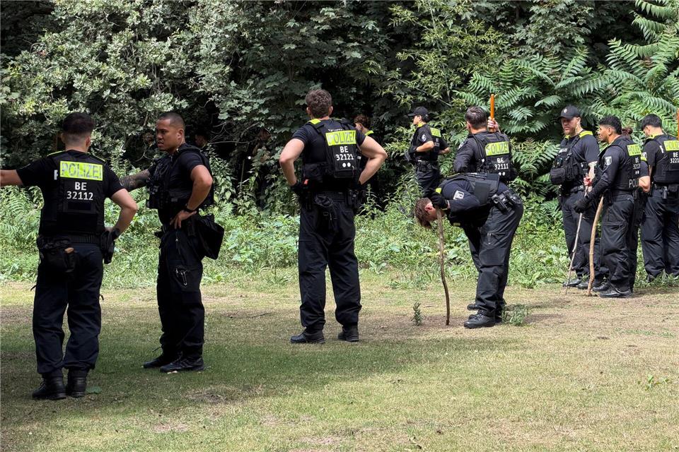 Die Polizei sucht auch Tagen nach dem Anschlag noch Spuren. Sven Kaeuler/dpa