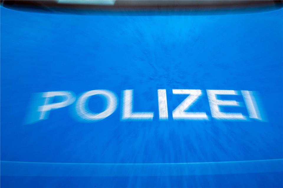 Auto landet bei Unfall auf Dach - Fahrer verschwunden Die Polizei sucht den Fahrer mit einer Drohne und Hunden. (Symbolbild)Jens B�ttner/dpa