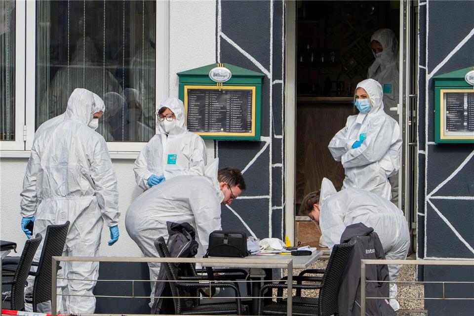 Die Polizei sucht derzeit nach dem Verdächtigen. (Archivbild)Andreas Arnold/dpa