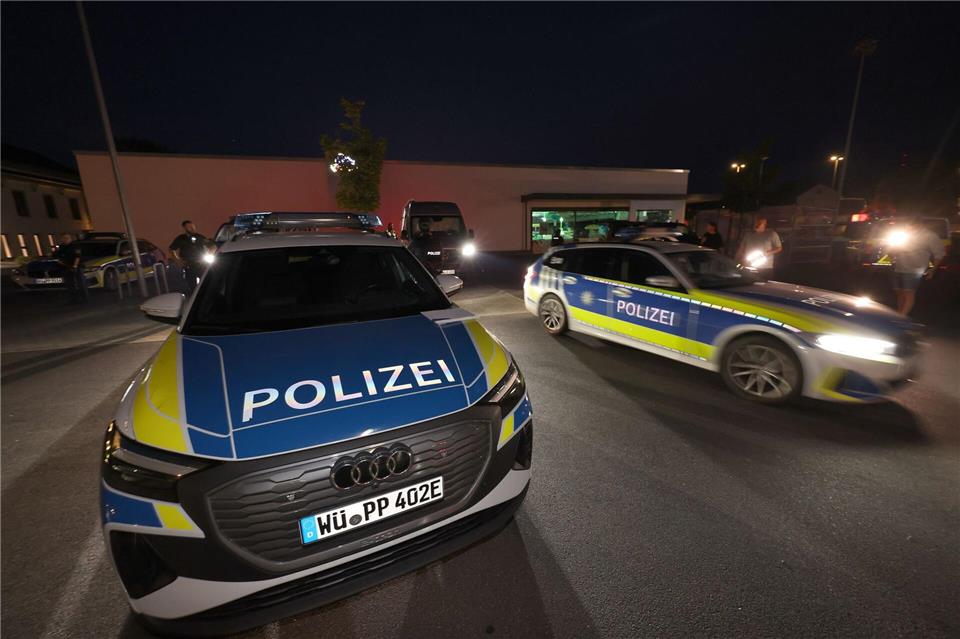 Die Polizei sucht einen Verdächtigen und warnt vor ihm.Karl-Josef Hildenbrand/dpa