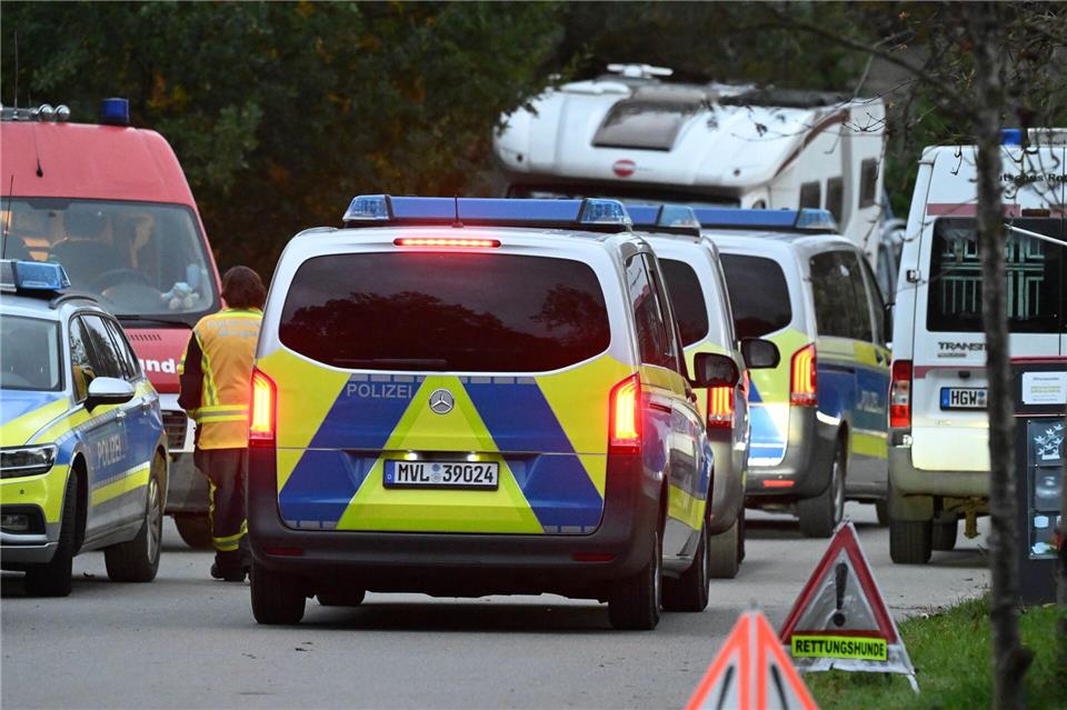 Bilder des Tages Die Polizei sucht in Groß Breesen nach einem achtjährigen Jungen aus Güstrow in Mecklenburg-Vorpommern. Stefan Sauer/dpa