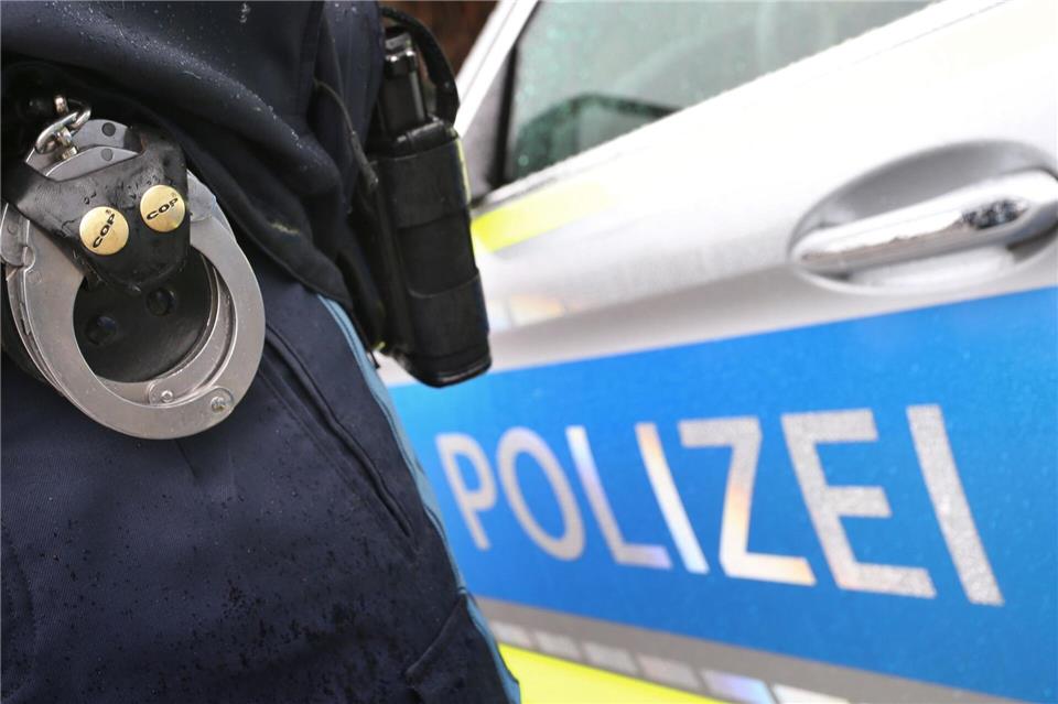 Die Polizei sucht in beiden Fällen nach Zeugen. (Symbolbild)Karl-Josef Hildenbrand/dpa