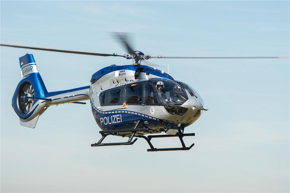 Die Polizei sucht mit einem Hubschrauber nach dem Täter. (Symbolbild)Wolfram Kastl/dpa
