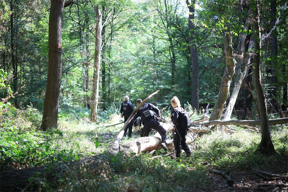 Die Polizei sucht mitten im Wald nach dem Verdächtigen.Christoph Reichwein/dpa