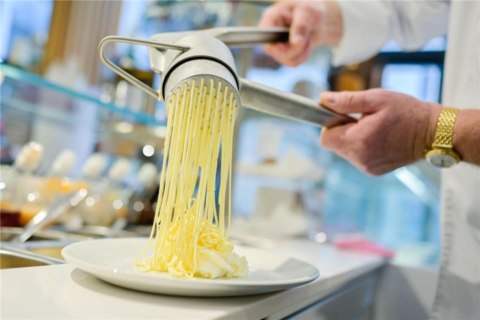 Die Polizei sucht nach Einbrechern, die eine Spaghettieis-Maschine gestohlen haben. (Symbolbild)Uwe Anspach/dpa