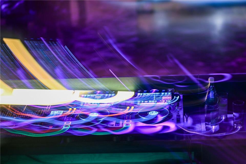 Die Polizei sucht nach Zeugen des Angriffs. (Symbolbild)Jens Kalaene/dpa