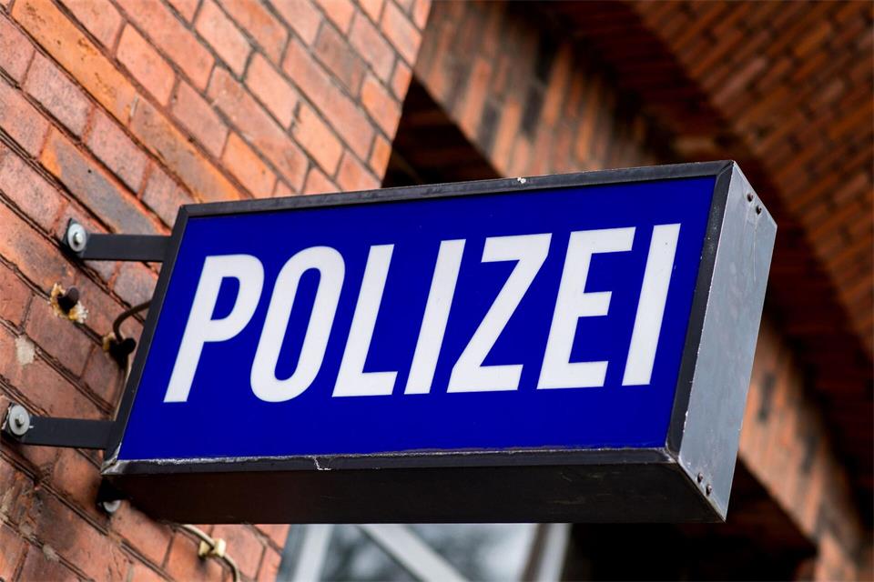 Die Polizei sucht nach Zeugen, die etwas Ungewöhnliches bemerkt haben. (Symbolbild)picture alliance / Hauke-Christian Dittrich/dpa