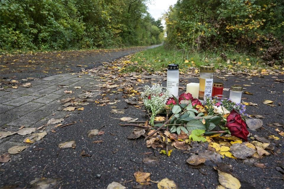 Die Polizei sucht nach dem Tod einer 40-Jährigen nahe des Runstedter Sees Zeugen.Heiko Rebsch/dpa