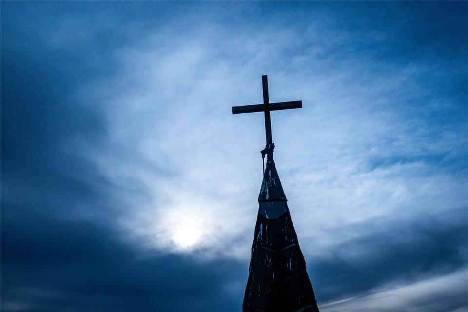 Die Polizei sucht nach dem Vorfall nach Zeugen. (Symbolbild)Jens Büttner/dpa