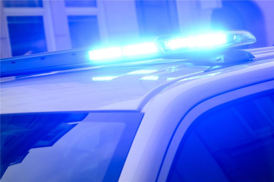 Die Polizei sucht nach dem brutalen Angriff auf zwei Kassiererinnen nach einem Täterpaar. (Symbolbild)Julian Stratenschulte/dpa