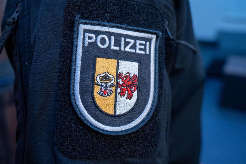 Die Polizei sucht noch nach dem Täter, der einen 90-Jährigen in Neustrelitz beraubt hat. (Symbolbild) Stefan Sauer/dpa