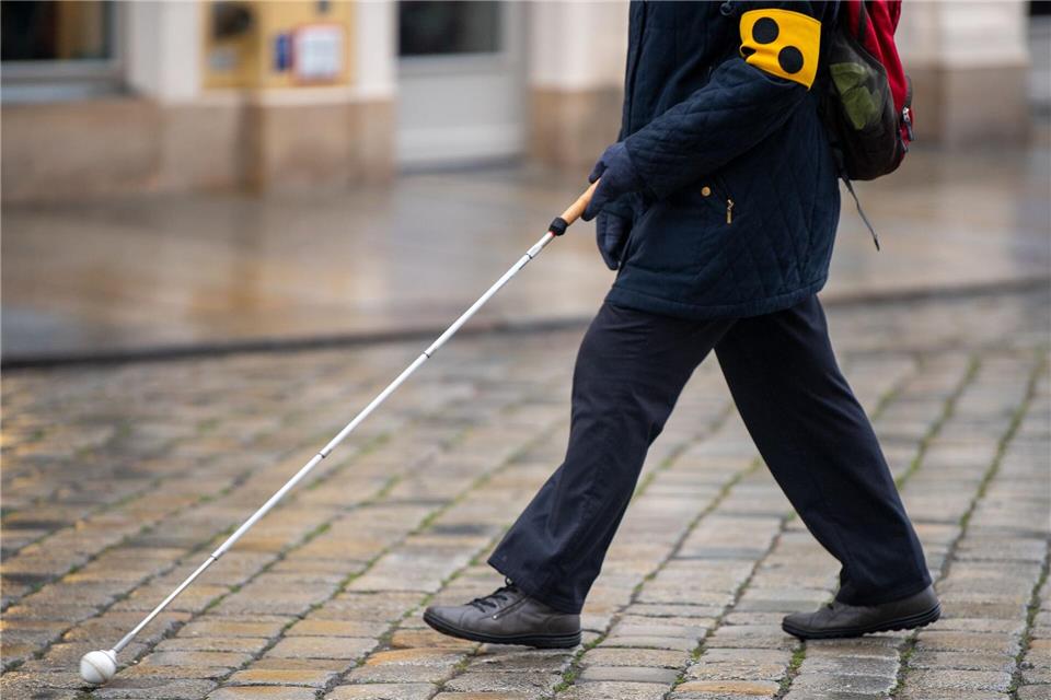 Die Polizei sucht nun nach den Tätern, die den Mann mit Sehbehinderungen bestohlen und beleidigt haben. (Symbolbild)Monika Skolimowska/dpa-Zentralbild/dpa