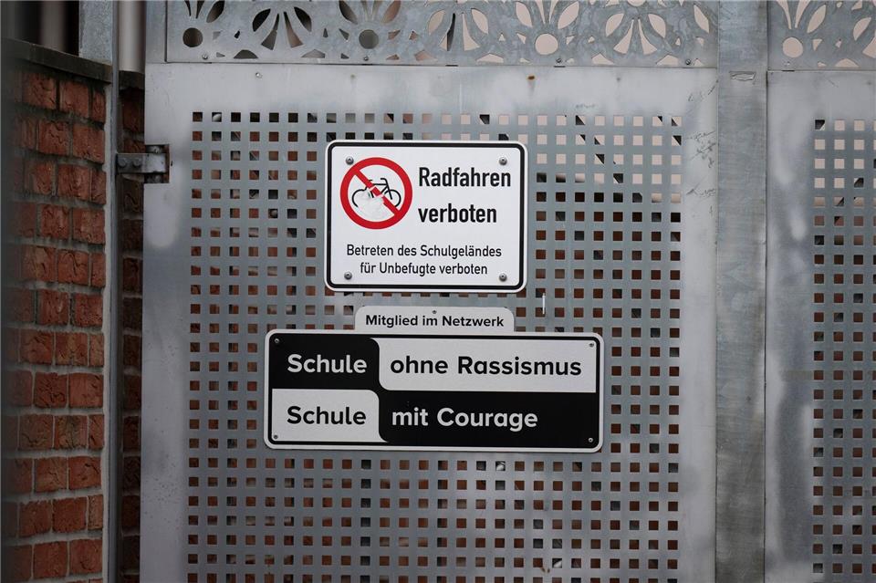 Die Polizei sucht rund um die Schule nach dem Kind, aber auch auf dem Main. Boris Roessler/dpa