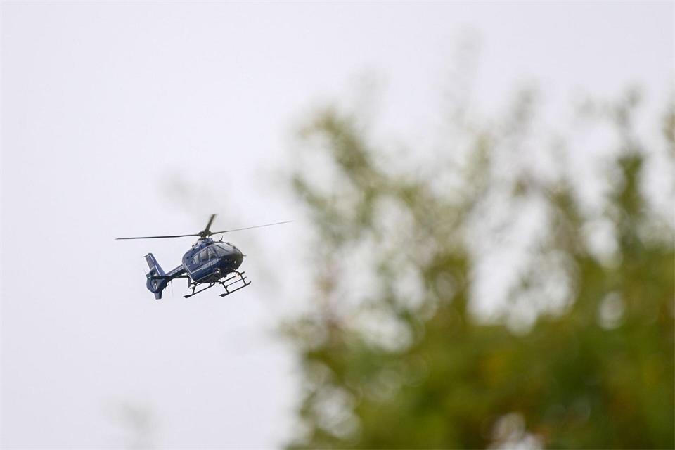 Die Polizei sucht weiter nach Verdächtigem.Heiko Rebsch/dpa