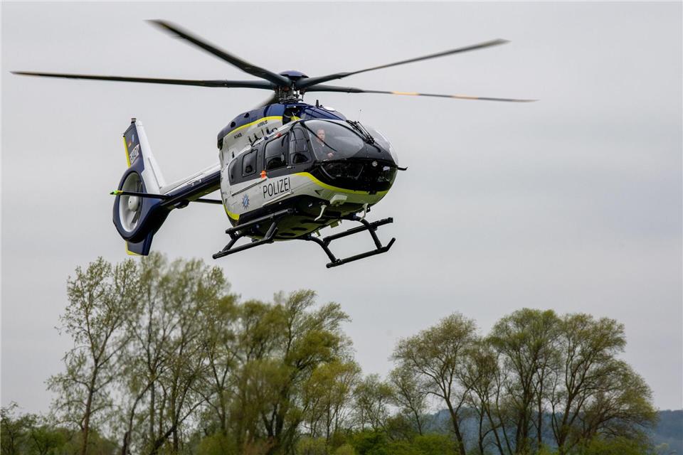 Die Polizei suchte auch mit einem Hubschrauber nach den beiden Männern. (Symbolbild)Stefan Puchner/dpa