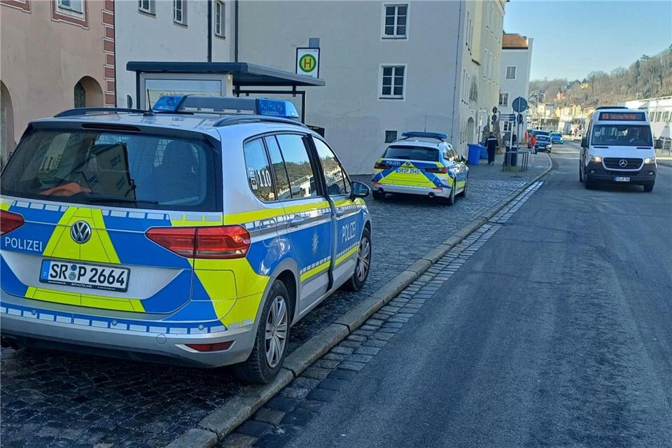 Die Polizei suchte in Passau mit mehreren Streifen und einem Hubschrauber nach dem Mann. Markus Zechbauer/zema-medien.de/dpa