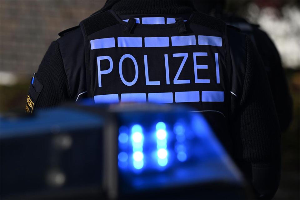 Die Polizei suchte mit einem Großaufgebot das Gelände ab. (Symbolbild)Bernd Weißbrod/dpa