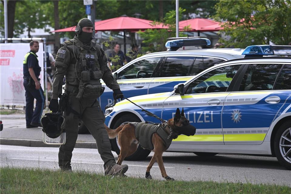Die Polizei suchte nach der Festnahme das Gebäude ab.Jason Tschepljakow/dpa