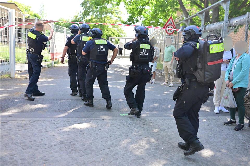 Die Polizei suchte nach einem Bewaffneten auf dem Tempelhofer Feld, fand aber nichts. Sebastian Gollnow/dpa
