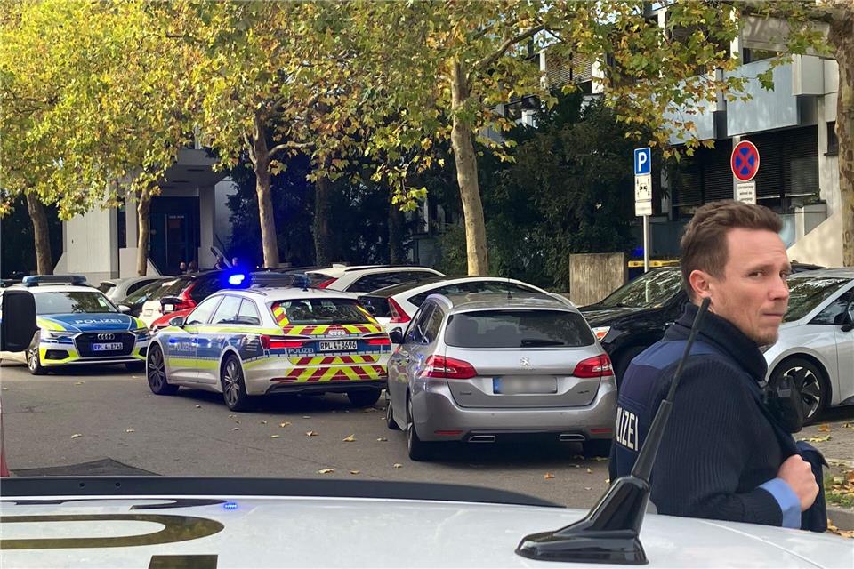 Polizei gibt Entwarnung: Messeralarm an Schule war Fehlalarm  Die Polizei suchte nach einer bewaffneten Person, die Zeugen gesehen hatten.Wolfgang Jung/dpa