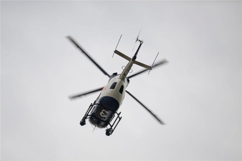 Täter schlagen und stechen auf Mann ein - schwer verletzt Die Polizei suchte unter anderem mit einem Hubschrauber nach den Tätern. (Symbolbild)Boris Roessler/dpa