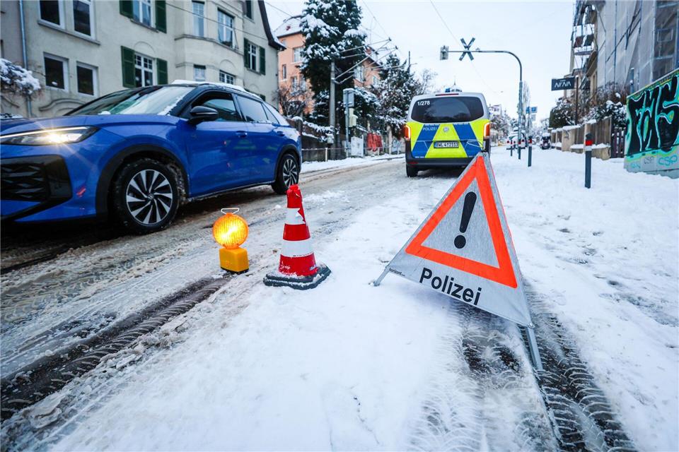 Die Polizei und auch die Rettungsdienste und Abschleppunternehmen waren im Dauereinsatz.Christoph Schmidt/dpa