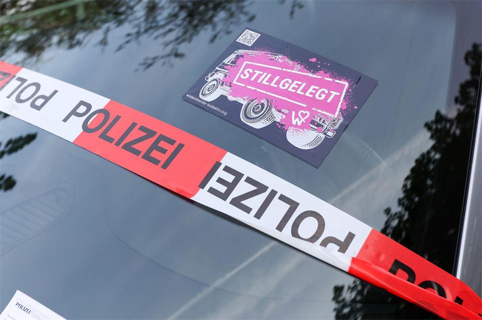 Die Polizei untersucht am Montagmorgen in Winterhude zahlreiche Autos, bei denen die Luft aus den Reifen gelassen wurde.Bodo Marks/dpa