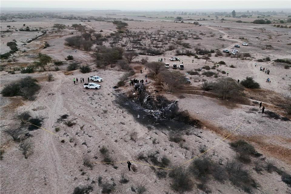 Die Polizei untersucht das Wrack des Kleinflugzeugs.Genry Bautista/AP/dpa