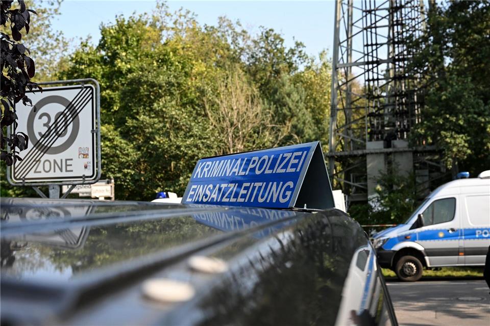 Arbeiten dauern nach Stromausfall an Die Polizei untersucht den Tatort nach einem mutmaßlichen Brandanschlag.Jens Kalaene/dpa